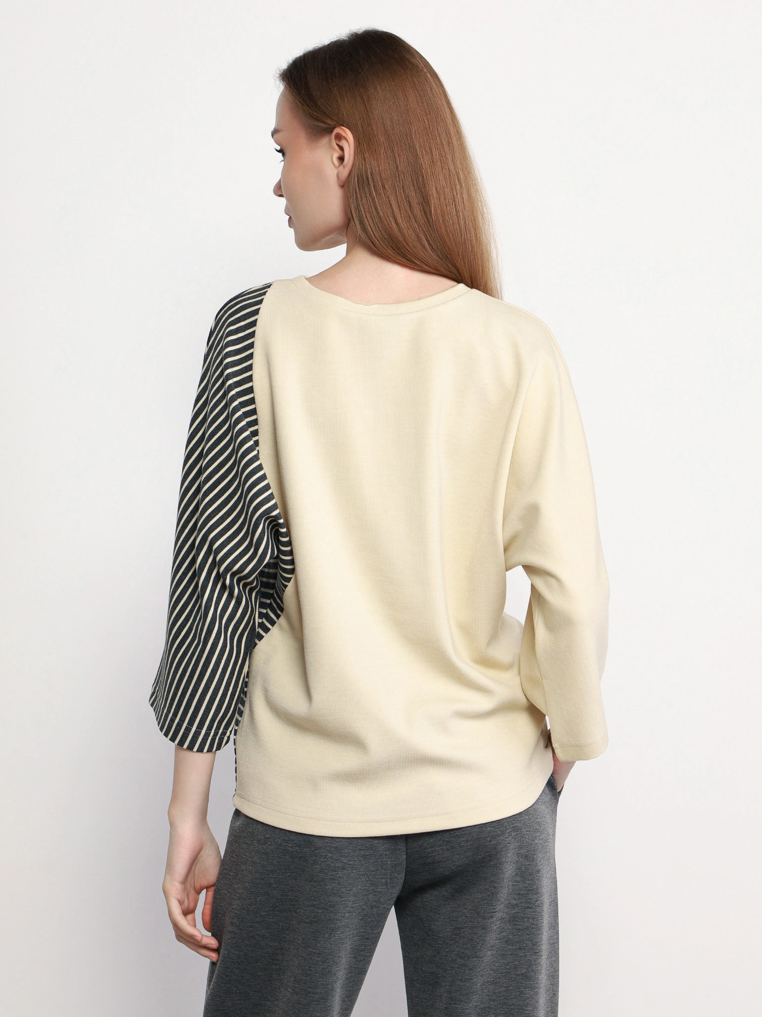 Джемпер бежевого цвета в полоску с рукавами 3/4 